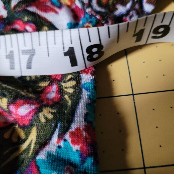 Cupio Bright & Colorful Paisley Design Pullover Top Misses Medium - Picture 6 of 8